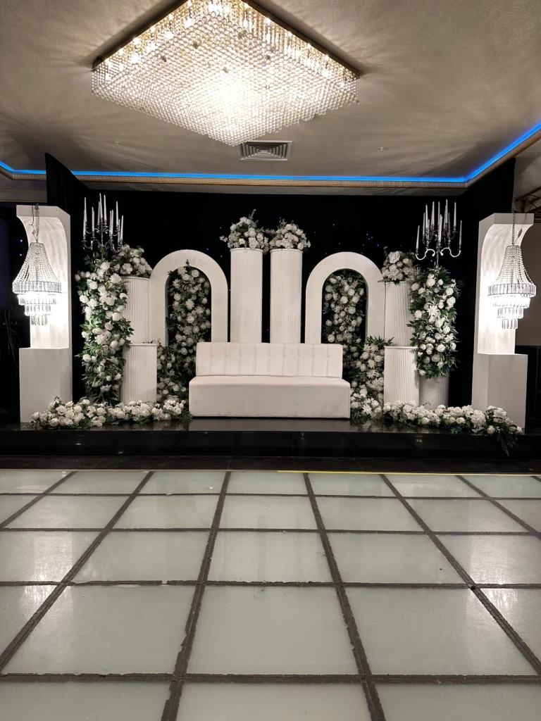 Ankara nikah organizasyonu kapsamında kurulan çiçekli arka fon (backdrop) tasarımı.