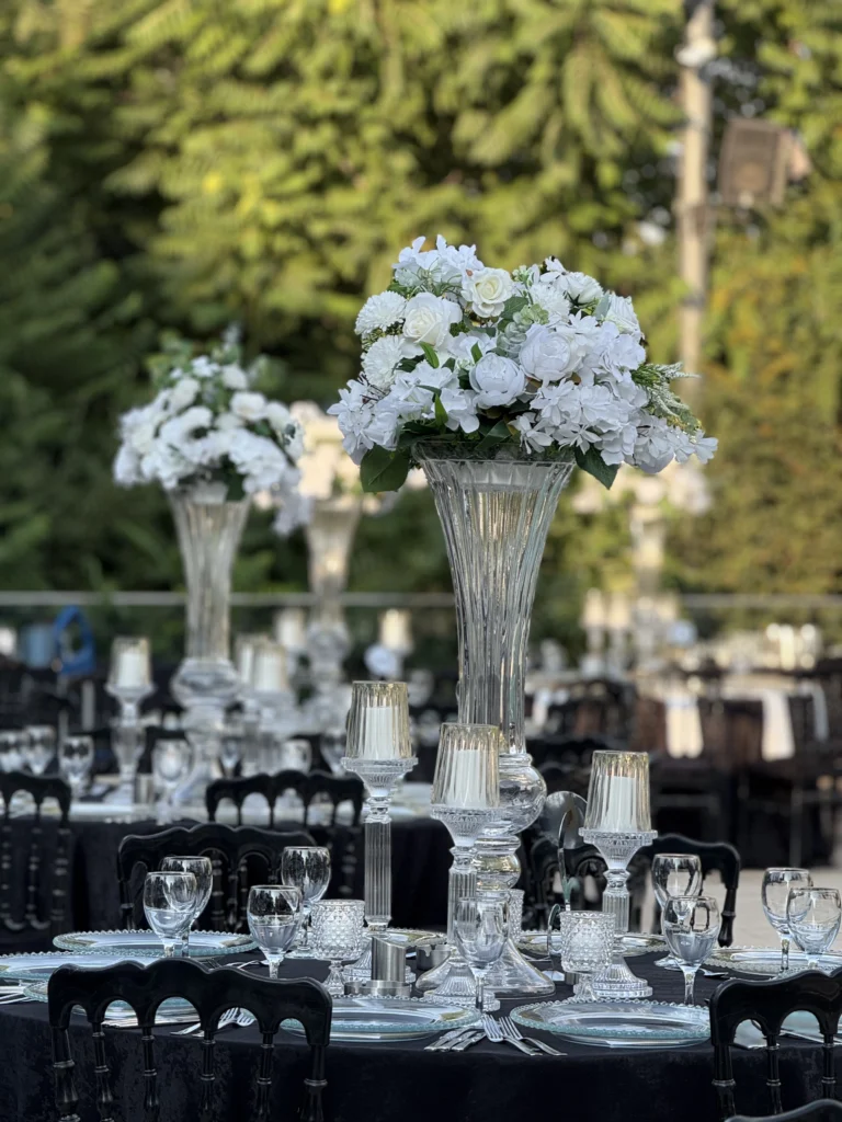 Ankara genelinde düğün ve büyük davetler için sunulan napolyon sandalye kiralama ve toplu masa düzeni hizmeti.