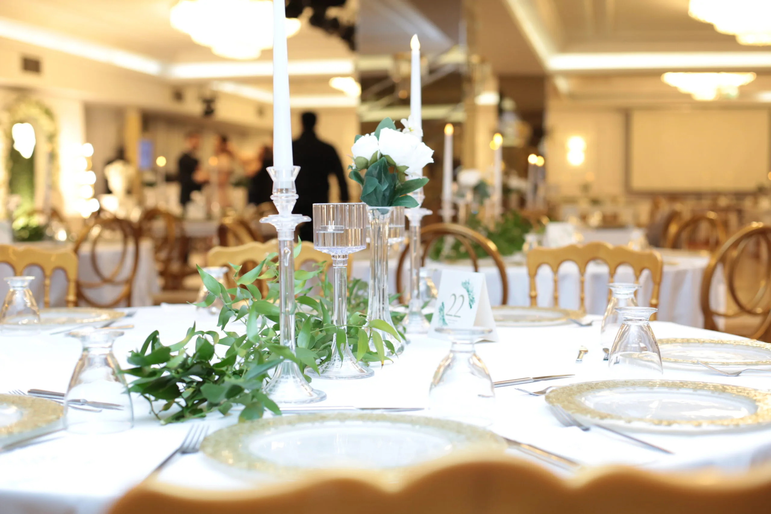 Ankara kurumsal etkinlik organizasyonu kapsamında hazırlanan şık masa süslemesi, kurumsal renklerde dekorasyon ve masa düzeni.