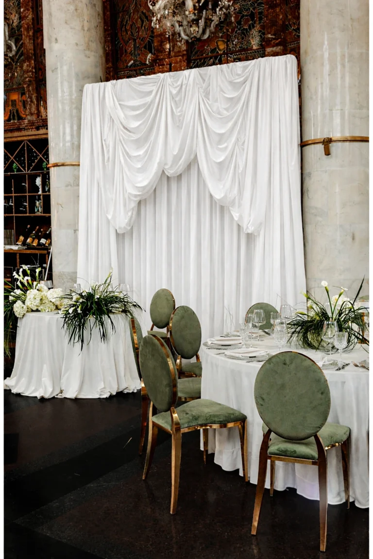 nkara modern nikah organizasyonu kapsamında kurulan, ahşap detaylı, geometrik tasarımlı ve bohem çiçek süslemeli arka plan (backdrop).