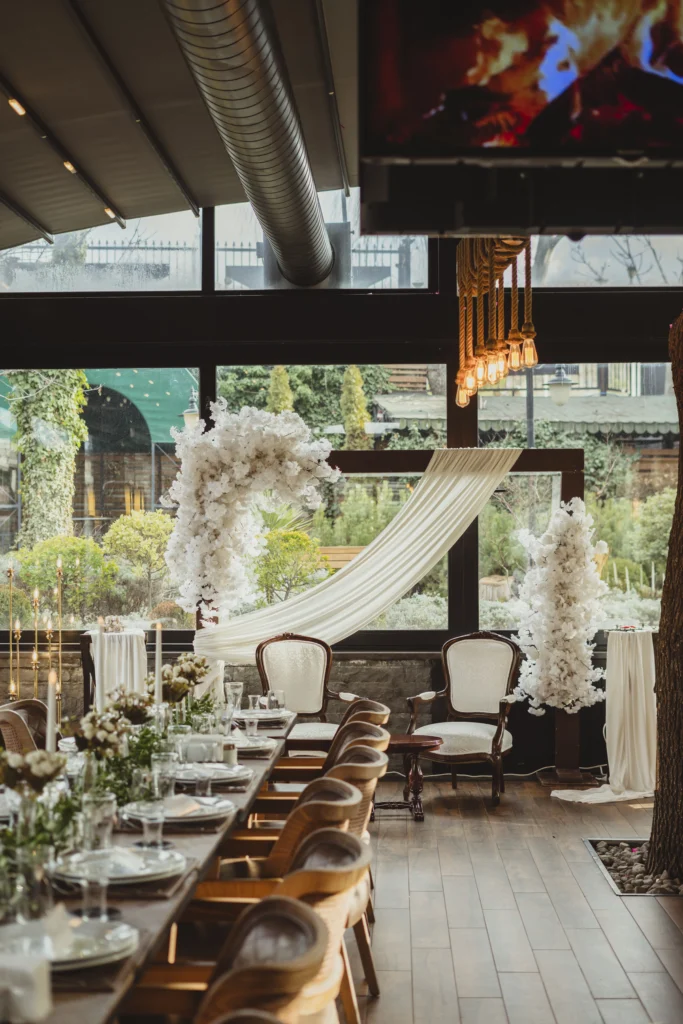 Beytepe organizasyon ahşap eskitme fon ve rustik nişan masası süslemesi.