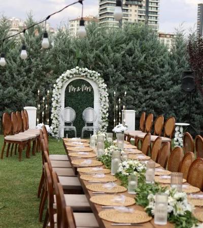 Ankara bahçe organizasyonu kapsamında hazırlanan şık nişan arka fon kurulumu, hazeran sandalye düzeni ve ahşap eskitme masası süslemesi.