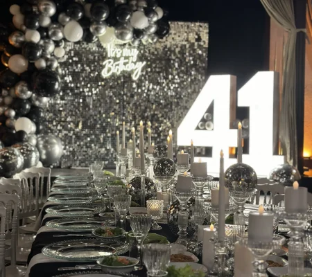 Ankara doğum günü organizasyonu kapsamında hazırlanan temalı balon süslemesi, kişiye özel arka fon ve şık doğum günü masası dekorasyonu.