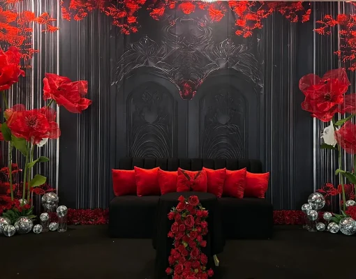 Ankara lüks kına organizasyonu için hazırlanan 3 boyutlu kına fonu, disko topu süslemesi ve çiçekler ile desteklenmiş kına dekoru.